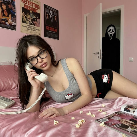 粉色凯蒂猫卧室与门后的惊声尖叫